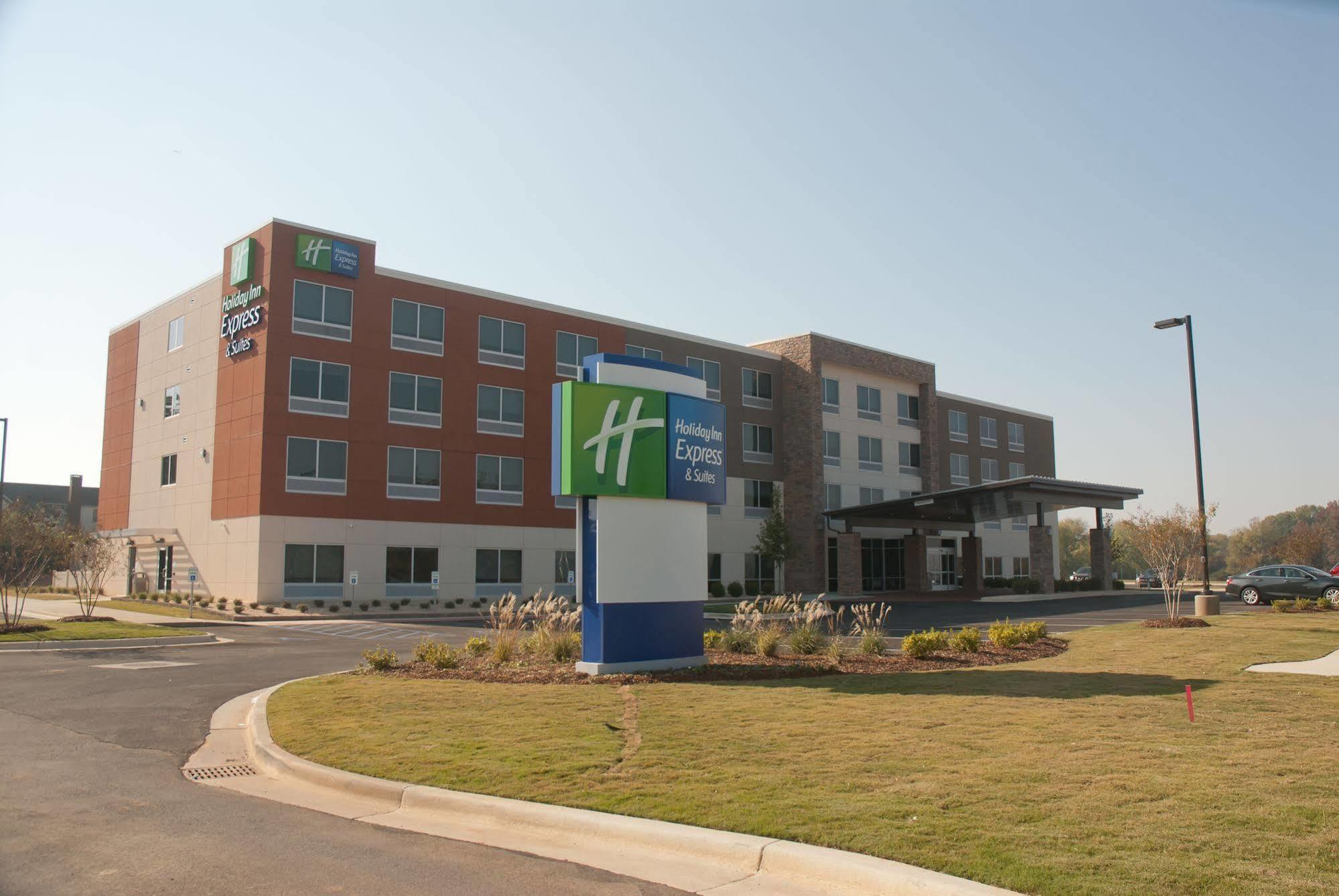 Holiday Inn Express Hotel & Suites Decatur Exterior photo
